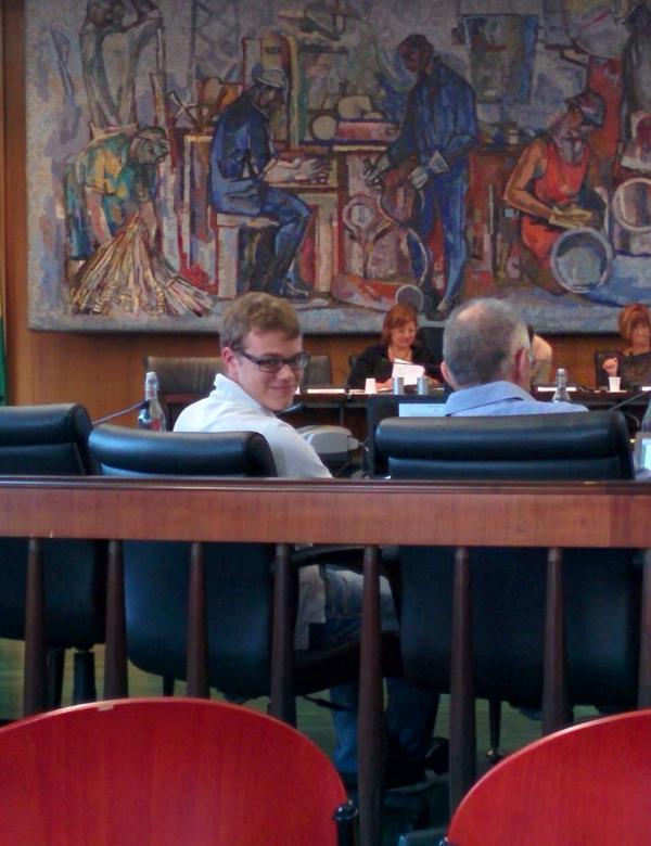 Tra poco inizia il consiglio comunale, in foto il nostro consigliere @fabiovertigoblu #opendalmine http://t.co/58g8Q0WfYt